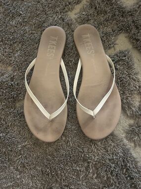 Tkees white flip flops/ thong sandals, size 8, good condition, smoke-free home